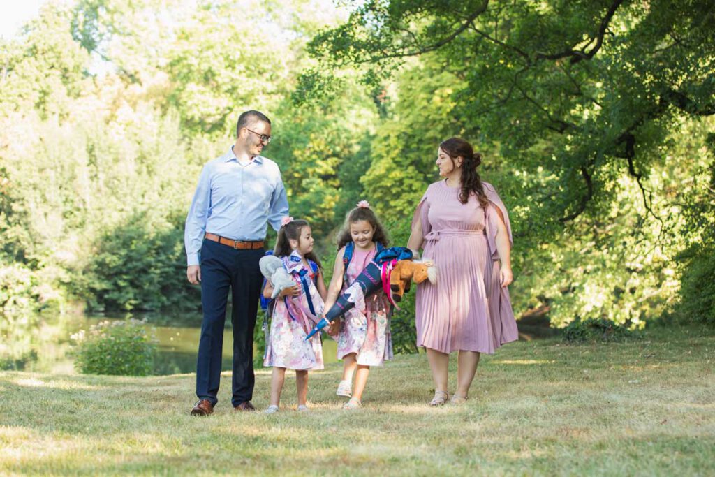 familienfoto zum schulanfang mit den beiden kindern und ihren zuckertüten