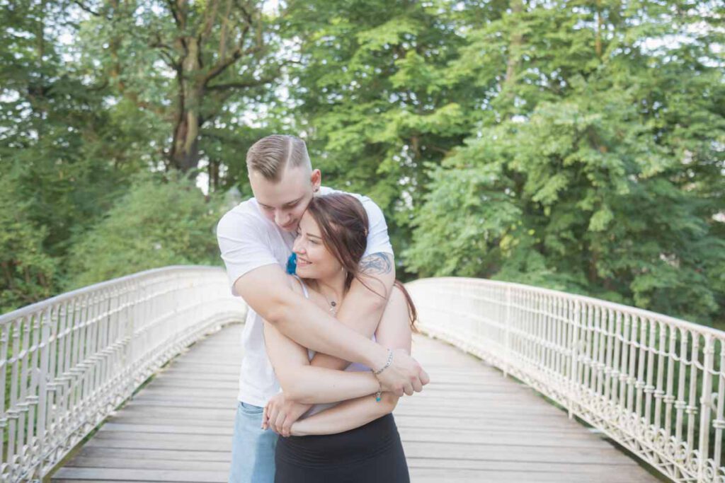 Sommer Fotoshooting in Dresden im Großen Garten eines Paares