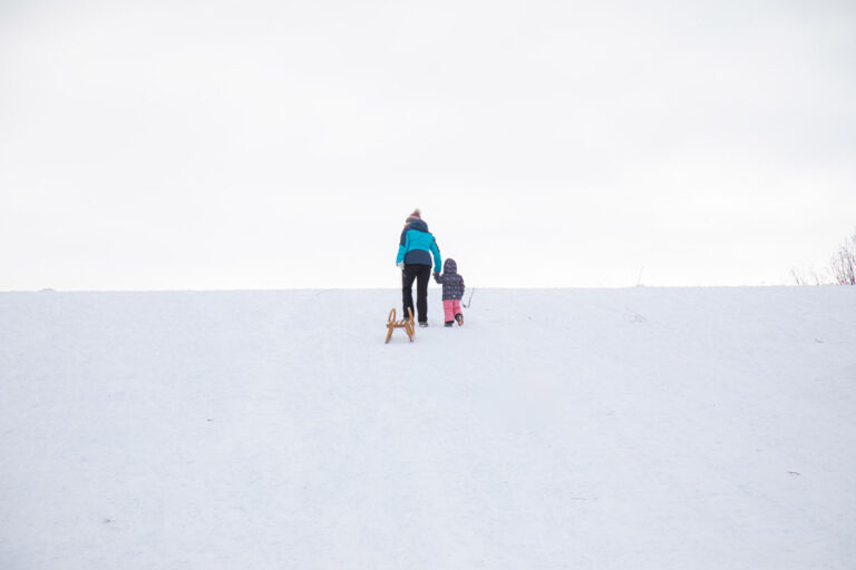 Winter Fotoshooting in Dresden bei Schnee... Familie mit Kind und Schlitten