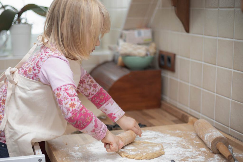 Weihnachtsshooting Dresden zu Hause. Kind beim Plätzchen backen.