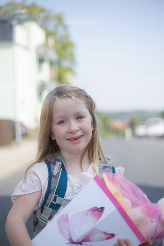 glückliches kind mit der zuckertüte in der hand zum schulanfang in dresden