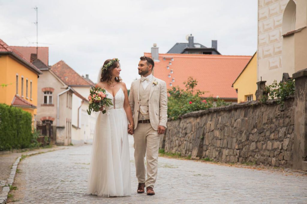 Mann und Frau laufen die Straße entlang