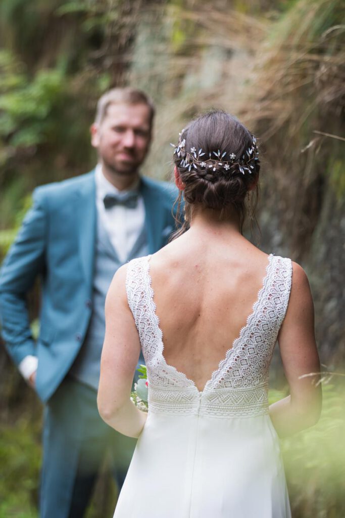 Brautpaarshooting Meißen, die Braut läuft zu ihrem Ehemann der sie verliebt und glücklich anschaut. Das Bild wurde festgehalt vom Hochzeitsfotograf Meißen