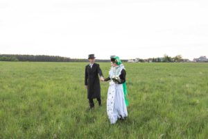 Brautpaarshooting bei Bautzen eines sorbischen Brautpaares auf einer Wiese - Hochzeitsfotograf Bautzen Jan Windisch