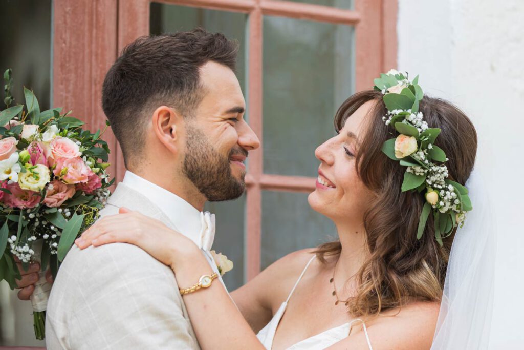 hochzeitsfotograf meißen hat ein glücklich umarmendes brautpaar fotografiert
