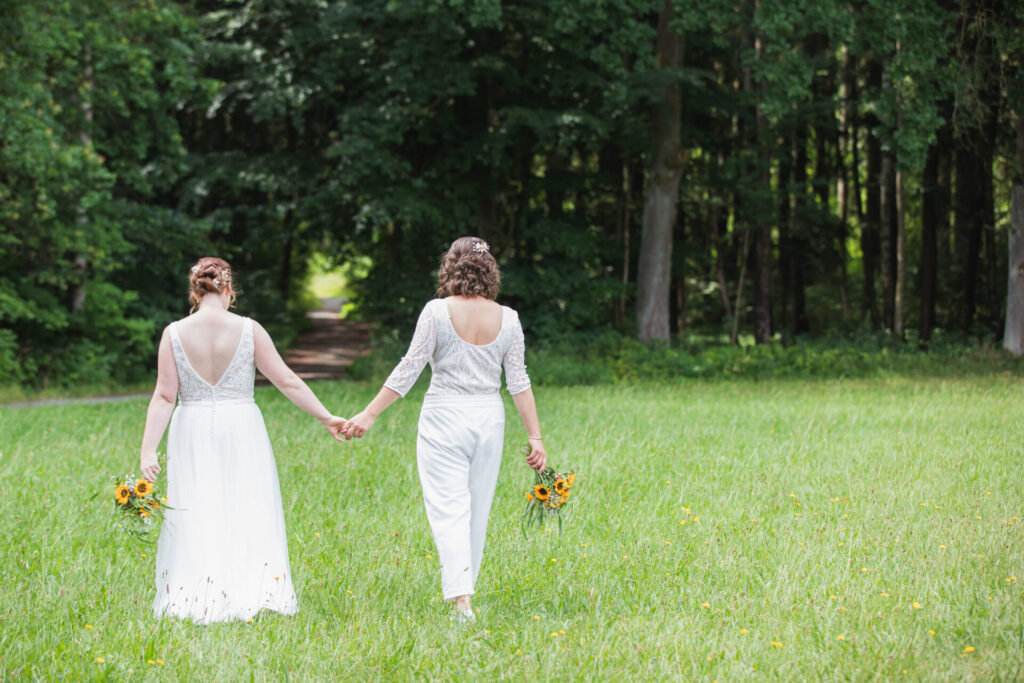 Ganztagsreportage Hochzeit Meissen - eines Brautpaares - Brautpaar geht auf einer Wiese entlang