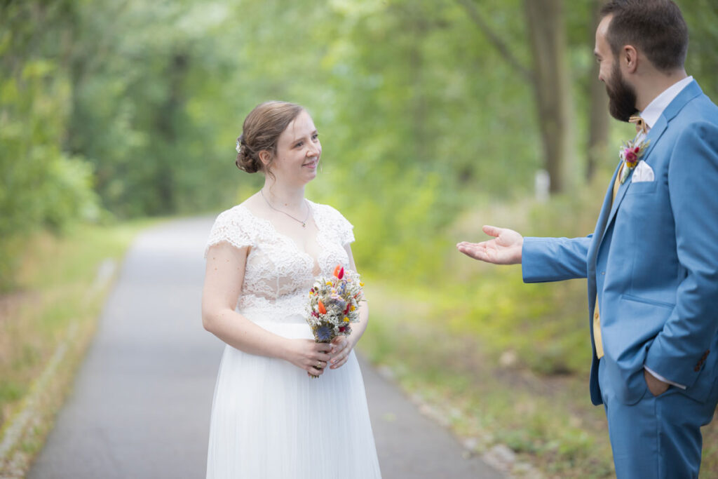 Bräutigam bittet um die Hand seine Frau - Hochzeit bei Meißen - Brautpaarfotos