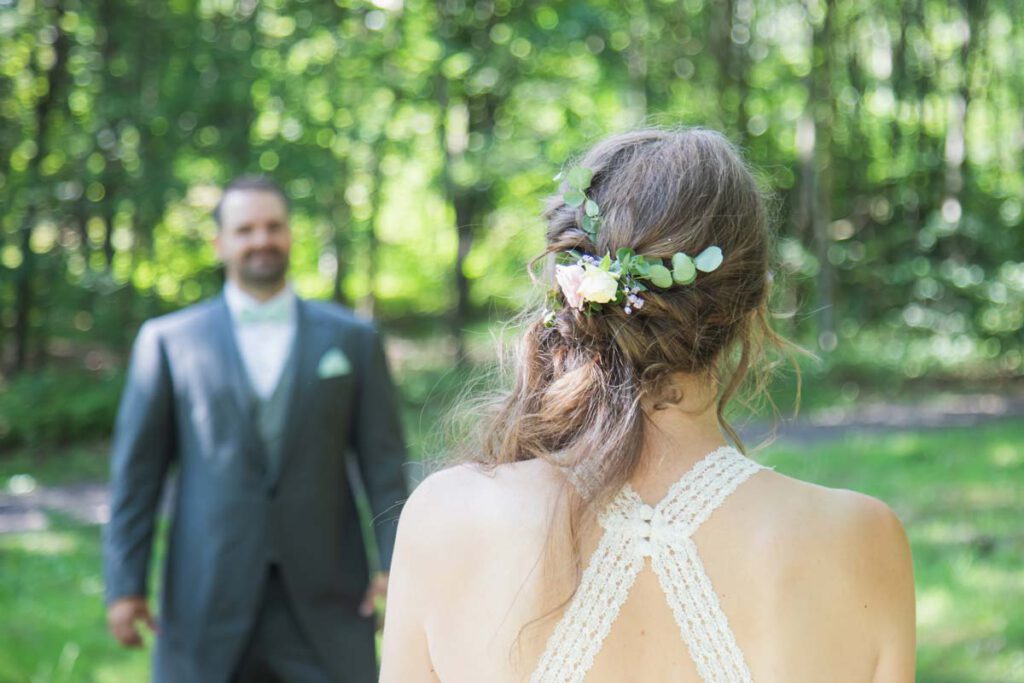 Braut läuft auf ihren Mann zu und ihr Kleid und sie steht im Vordergrund