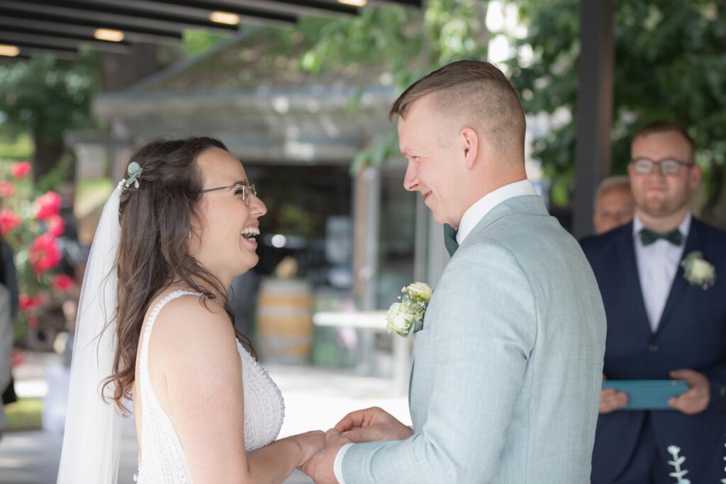 Hand halten Brautpaar freie Trauung Meißen