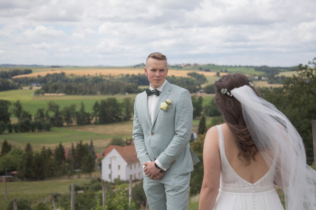 Bräutigam schaut seine Braut an