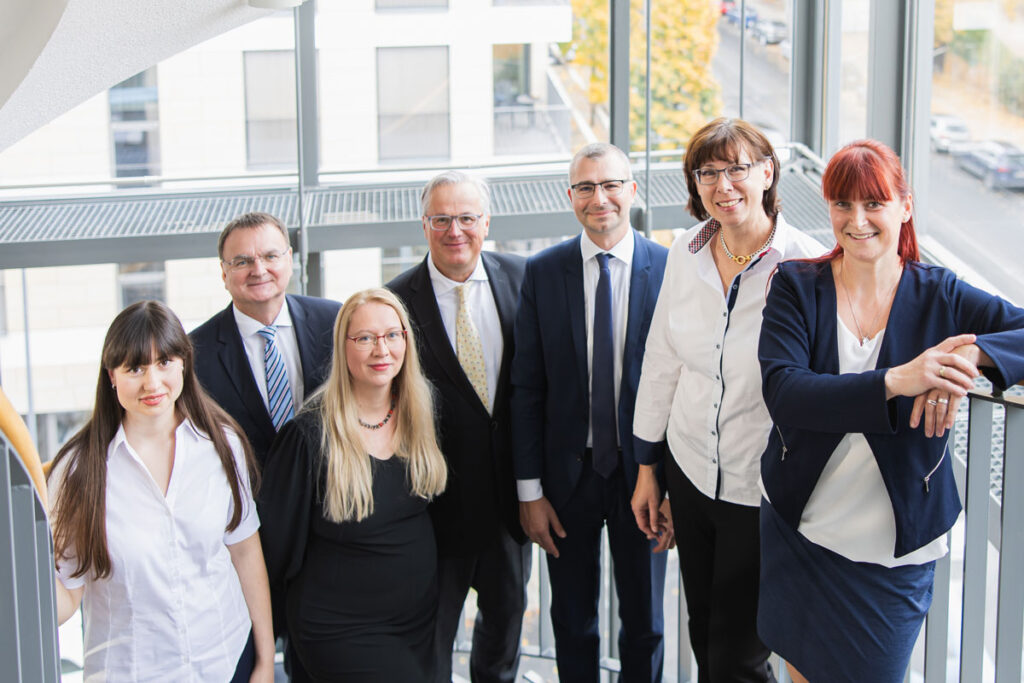 großes Mitarbeiter Gruppenbild in Dresden. Mitarbeiterfotos professionell und modern.