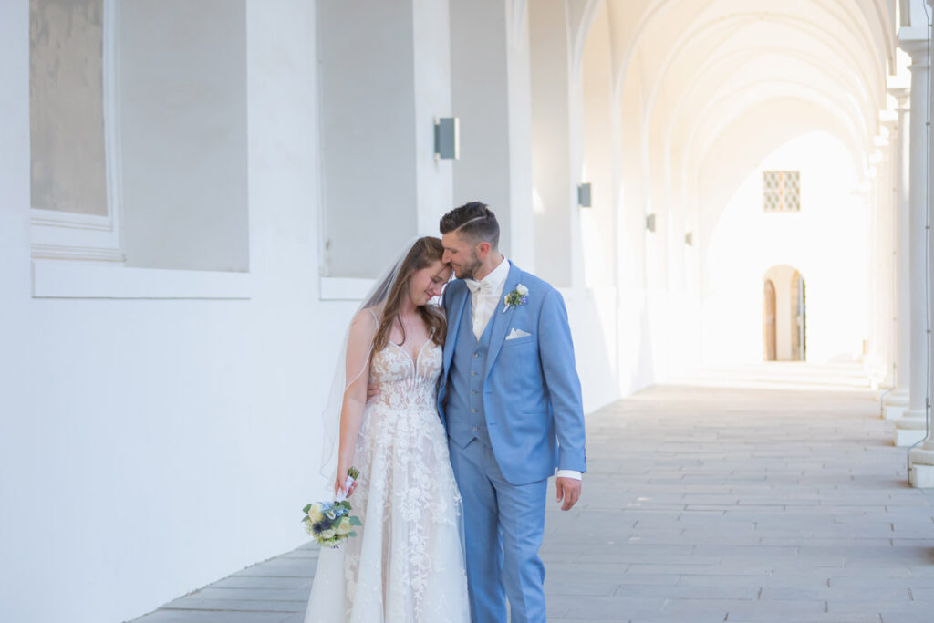 Brautpaarshooting im Stallhof in Dresden - Brauptpaar umarmt sich und schauen sich verliebt an