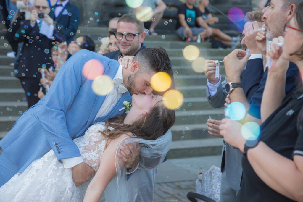 Brautpaar küsst sich - kirchliche Hochzeit Dresden