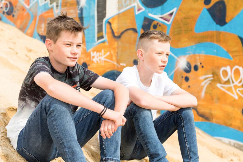 Familienfotos zweier Jungs die locker da sitzen