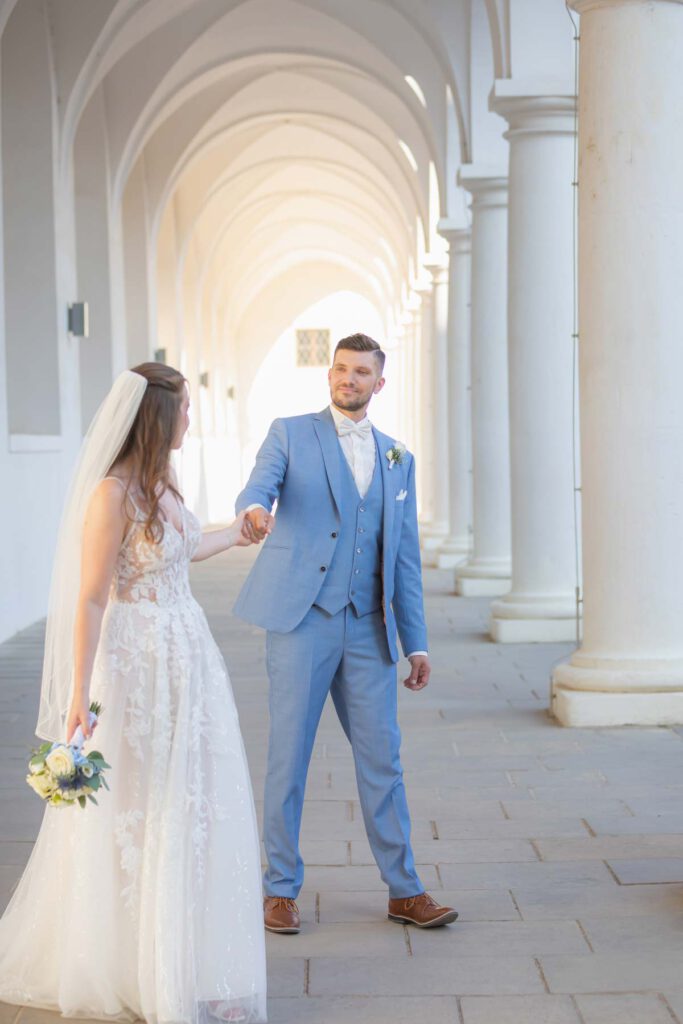 Mann und Frau schauen sich an und halten sich an den Händen - Hochzeitsfotografie Dresden