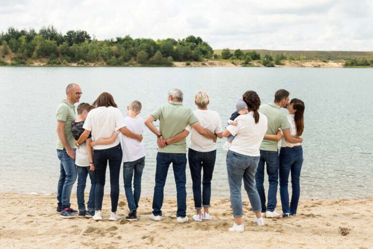 Familienfotograf Dresden - Familie steht zusammen und halten sich in den Arm