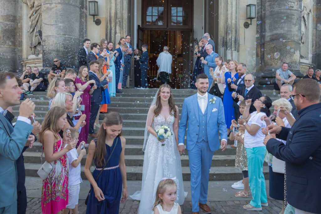 das Brautpaar wird von seinen Hochzeitsgästen empfangen - Hochzeit Dresden