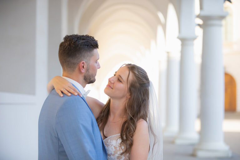 Brautpaar steht eng beieinander und schauen sich verliebt an