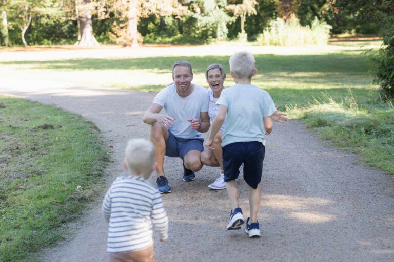 die Eltern warten auf ihre Jungs wie sie zu ihnen rennen - familienfotos Dresden