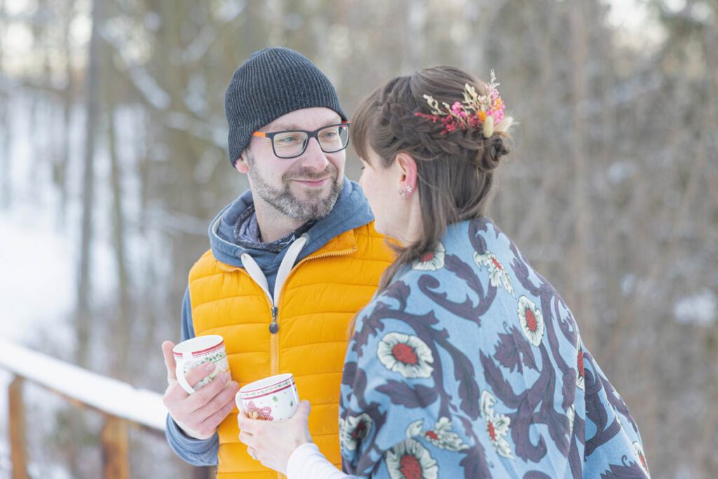 Mann und Frau trinken Tee im Winter beim Fotoshooting in Dresden