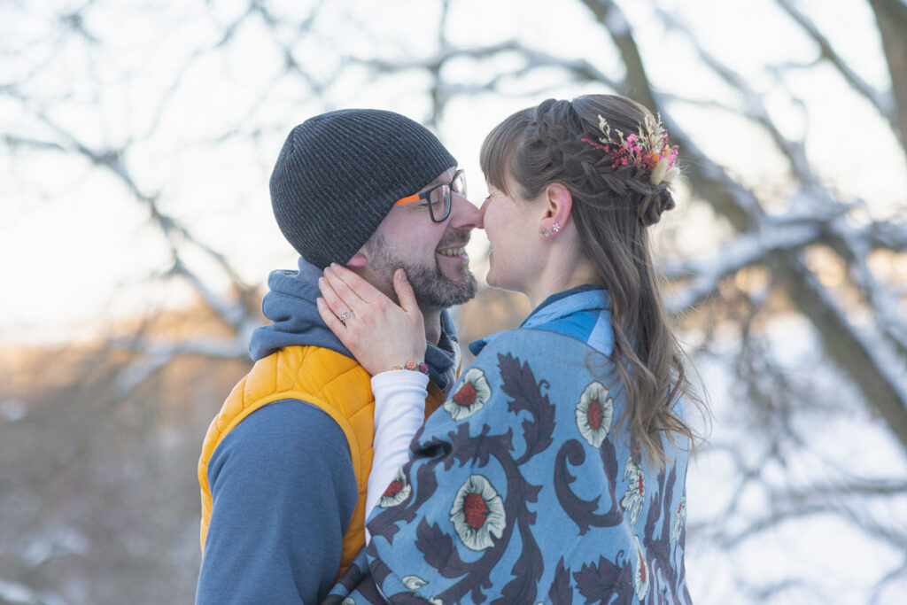 Mann und Frau stehen eng beieinander uns schauen sich tief in die Augen - Fotoshooting Dresden im Winter