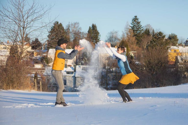 Schneeball schlacht im Winter Paar