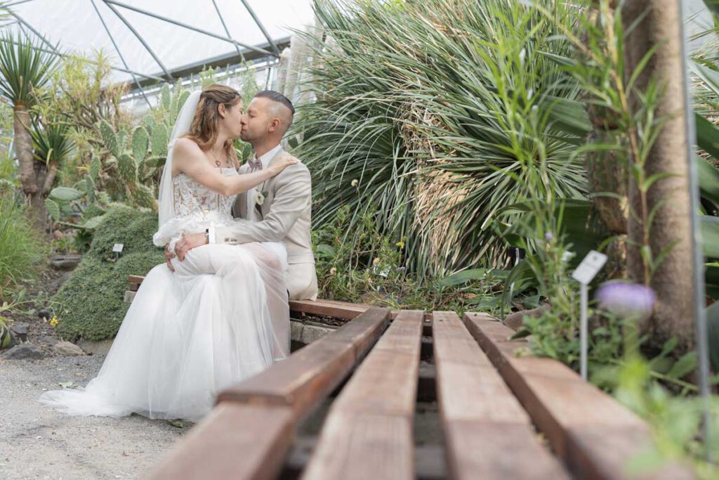 Ehefrau sitzt auf dem Schoß des Bräutigams