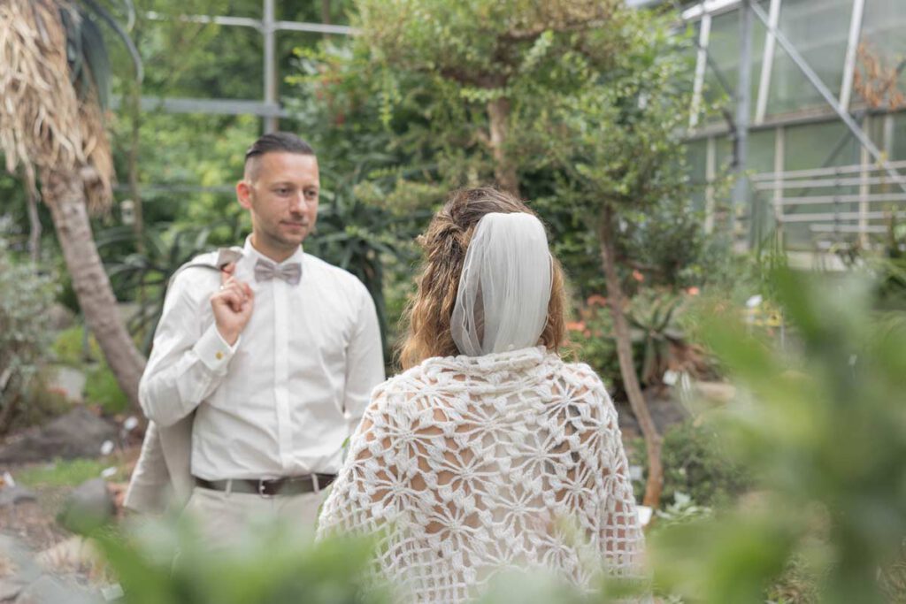 Bräutigam schaut seine Frau verliebt an und freut sich auf die gemeinsame Zukunft