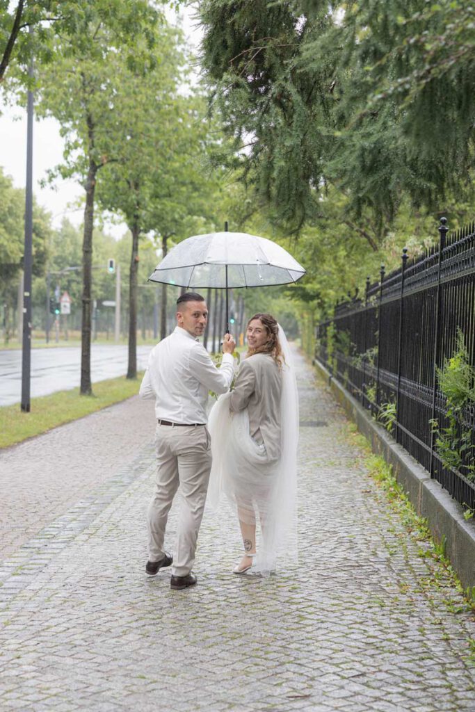 es regnet zur Hochzeit im Sommer, aber das Brautpaar freut sich trotzdem
