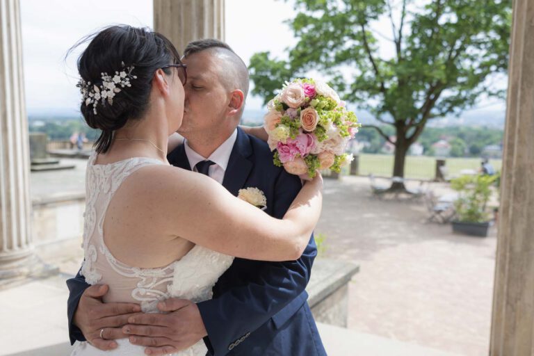 Brautpaar küsst sich zum Brautpaarshooting