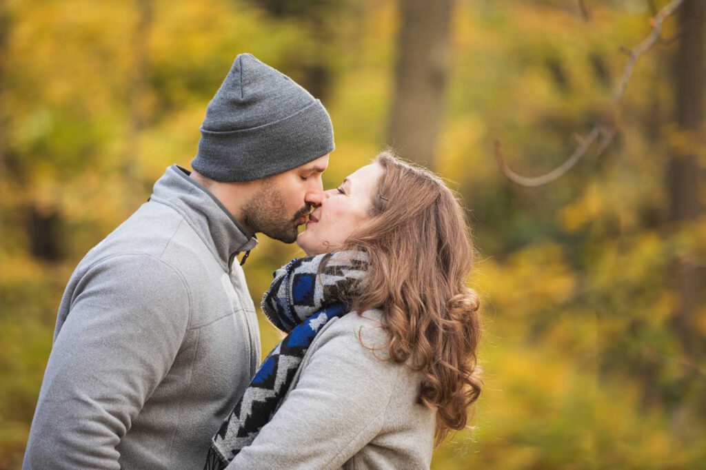 Mann und Frau küssen sich - - Herbstfotoshooting Dresden