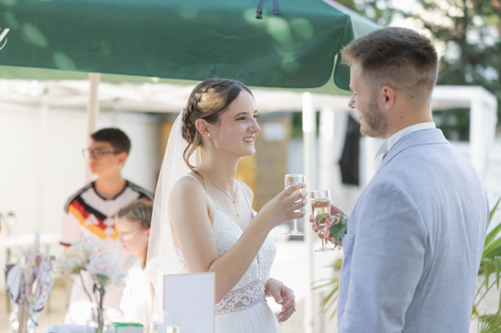 Begrüßungssekt im L2 Club in Görlitz bei einer Hochzeit mit dem Brautpaar
